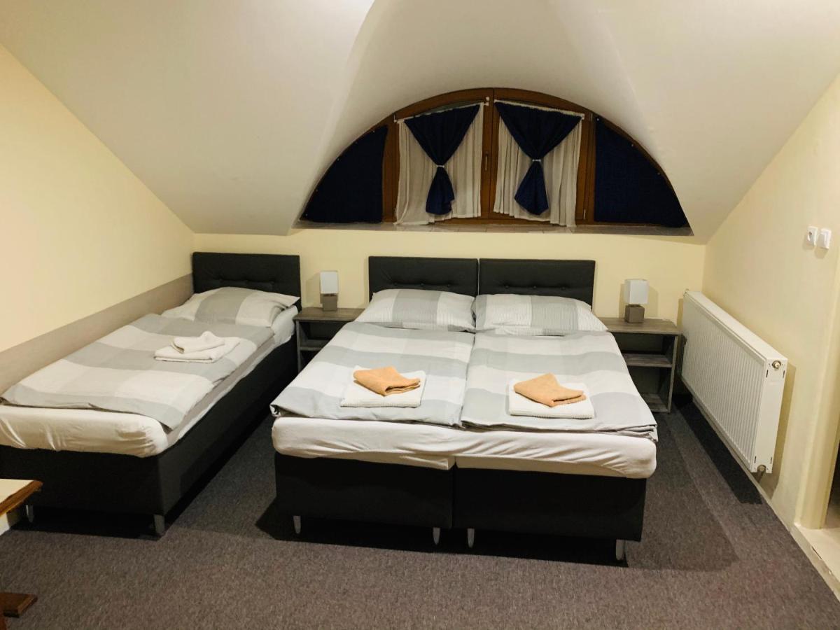 Eder Bed & Breakfast Nesvady Luaran gambar