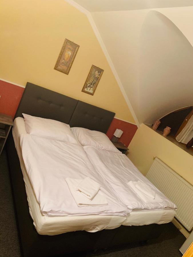 Eder Bed & Breakfast Nesvady Luaran gambar